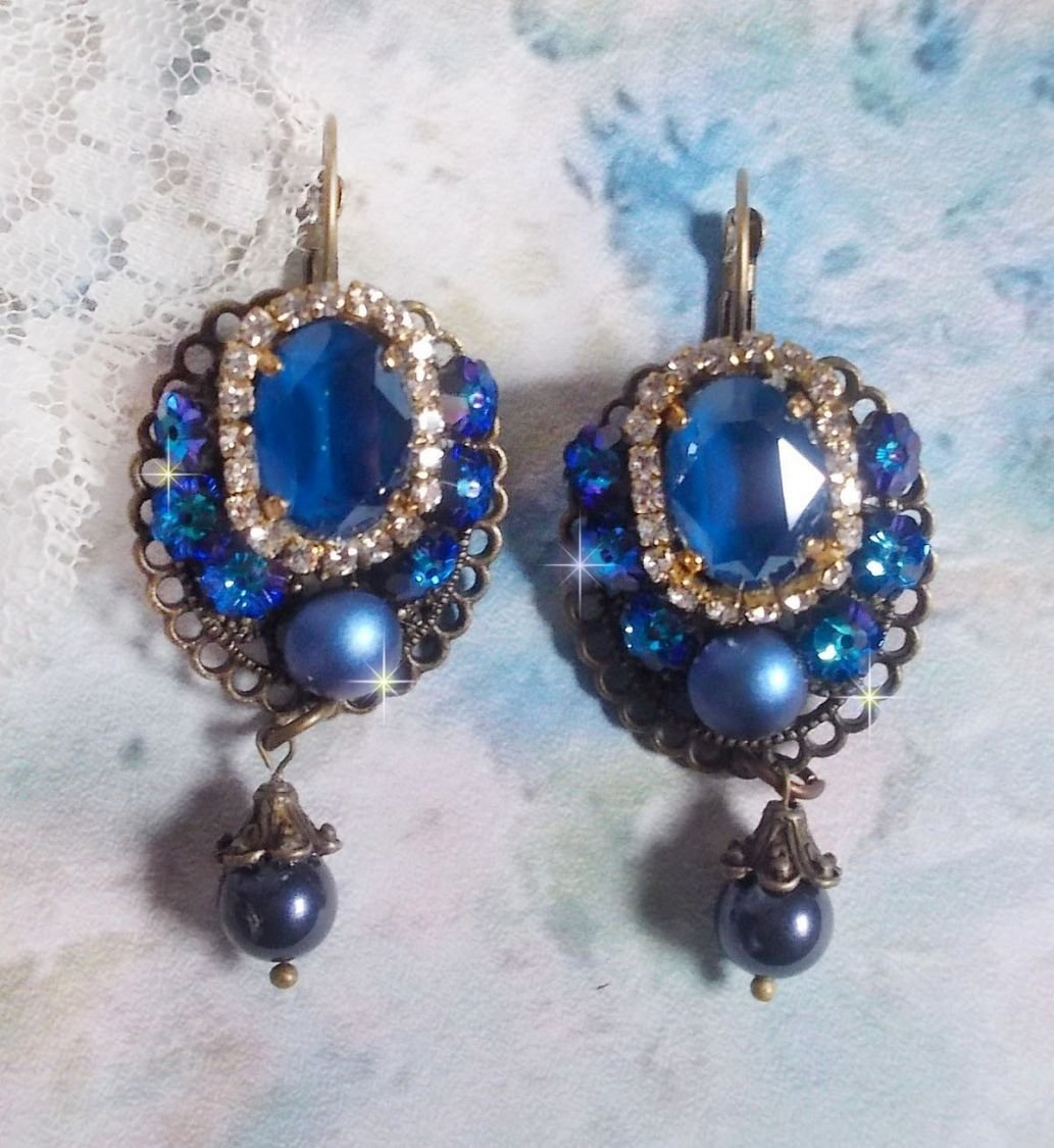 BO Leila gemaakt met Royal Blue Swarovski Crystal cabochons, ronde parel kralen, strass ketting, kristallen bloemen en diverse accessoires. 