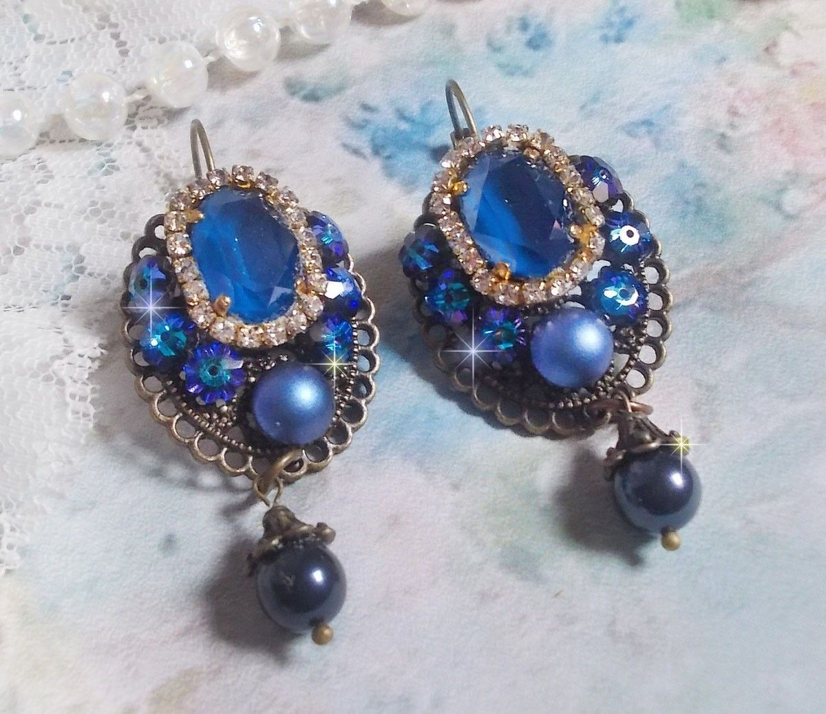 BO Leila gemaakt met Royal Blue Swarovski Crystal cabochons, ronde parel kralen, strass ketting, kristallen bloemen en diverse accessoires. 