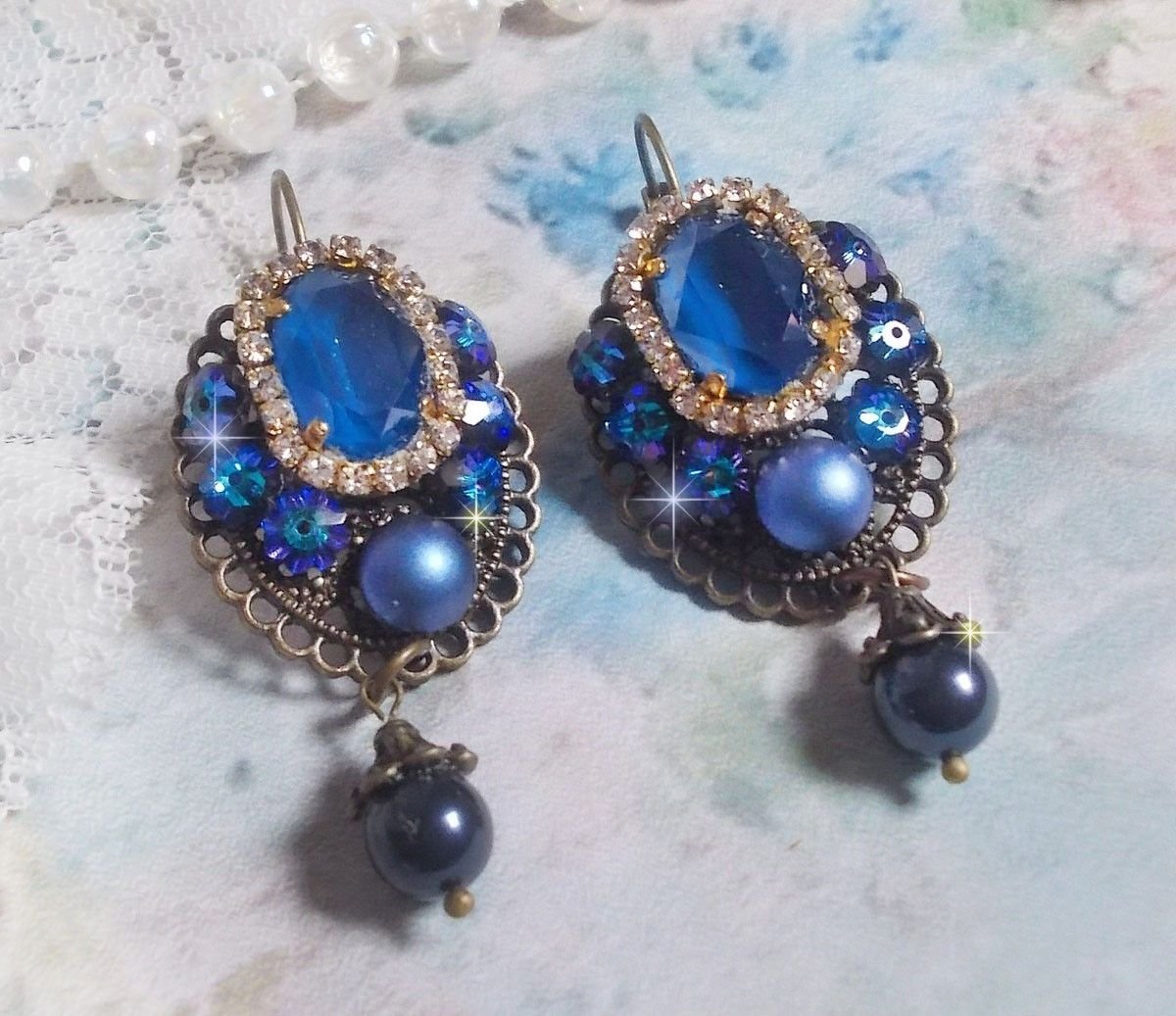 BO Leila gemaakt met Royal Blue Swarovski Crystal cabochons, ronde parel kralen, strass ketting, kristallen bloemen en diverse accessoires. 