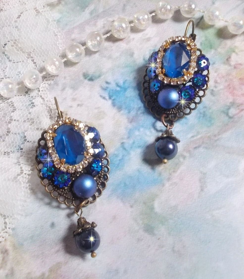BO Leila gemaakt met Royal Blue Swarovski Crystal cabochons, ronde parel kralen, strass ketting, kristallen bloemen en diverse accessoires. 