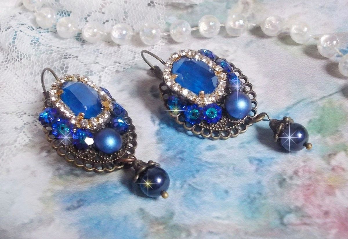 BO Leila gemaakt met Royal Blue Swarovski Crystal cabochons, ronde parel kralen, strass ketting, kristallen bloemen en diverse accessoires. 