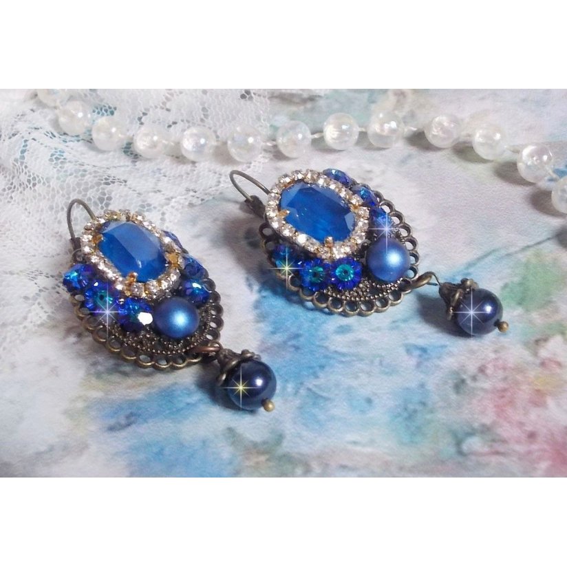 BO Leila gemaakt met Royal Blue Swarovski Crystal cabochons, ronde parel kralen, strass ketting, kristallen bloemen en diverse accessoires. 