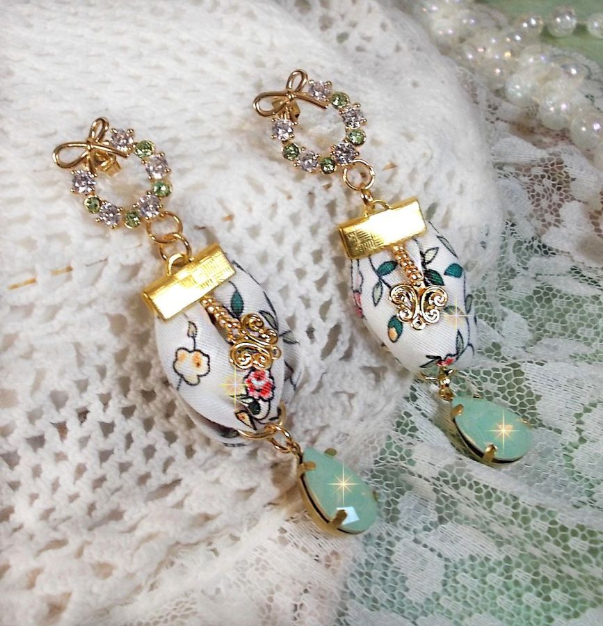 BO Liberty Flowers gemaakt met Opaal kristallen cabochons; Vergulde oorbellen en diverse accessoires.