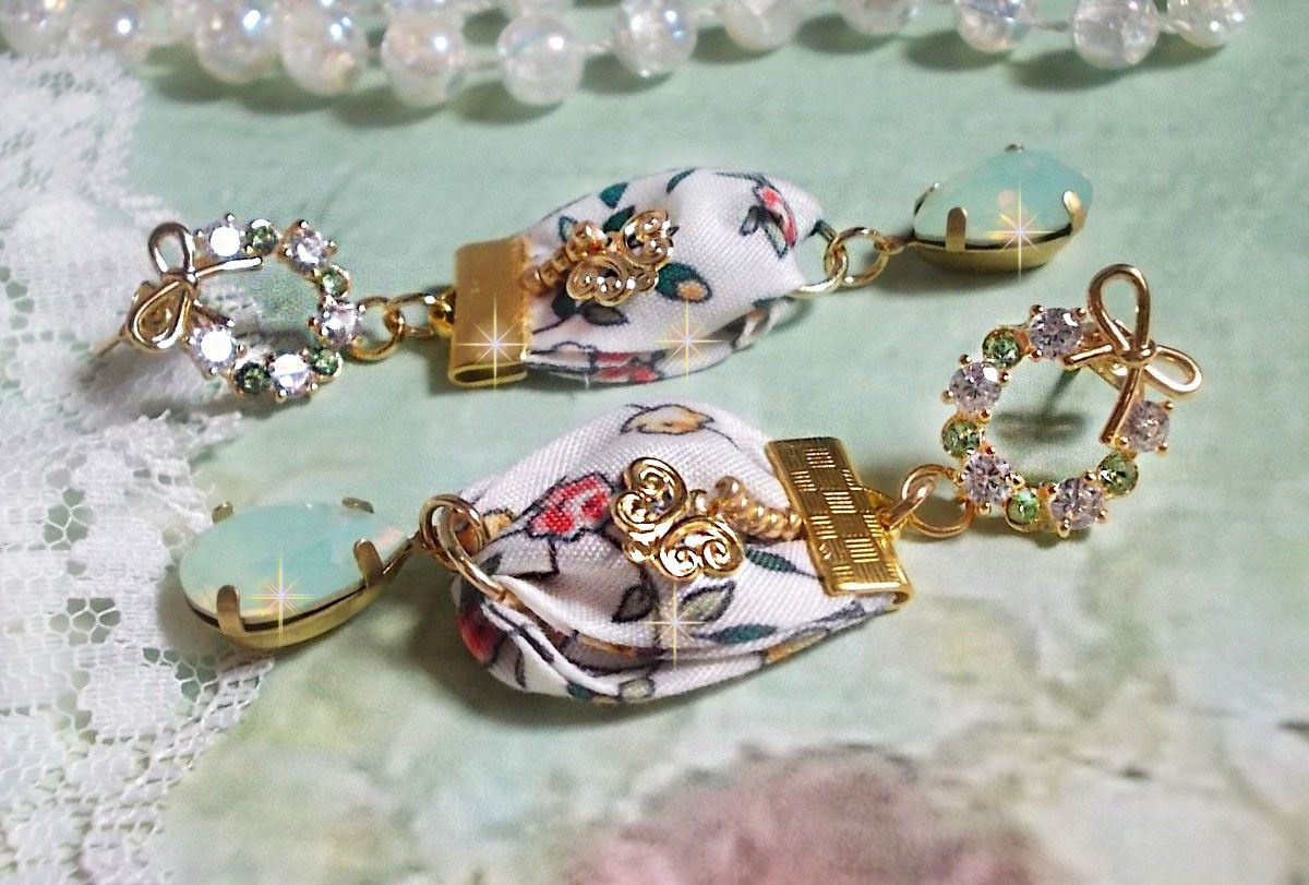 BO Liberty Flowers gemaakt met Opaal kristallen cabochons; Vergulde oorbellen en diverse accessoires.