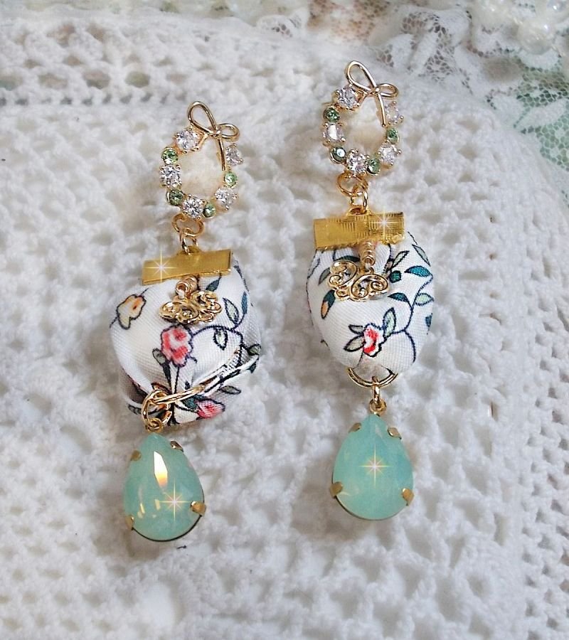 BO Liberty Flowers gemaakt met Opaal kristallen cabochons; Vergulde oorbellen en diverse accessoires.