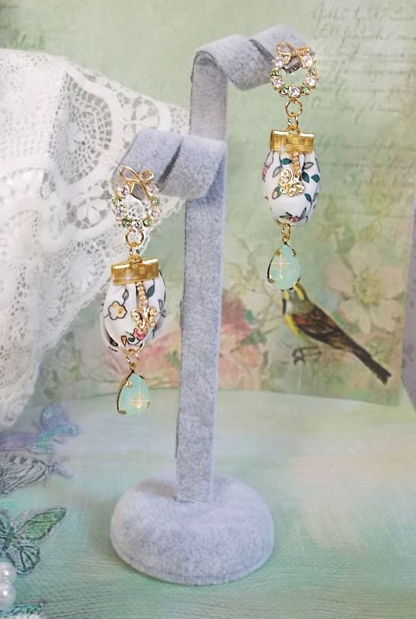 BO Liberty Flowers gemaakt met Opaal kristallen cabochons; Vergulde oorbellen en diverse accessoires.