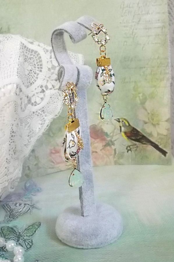 BO Liberty Flowers gemaakt met Opaal kristallen cabochons; Vergulde oorbellen en diverse accessoires.