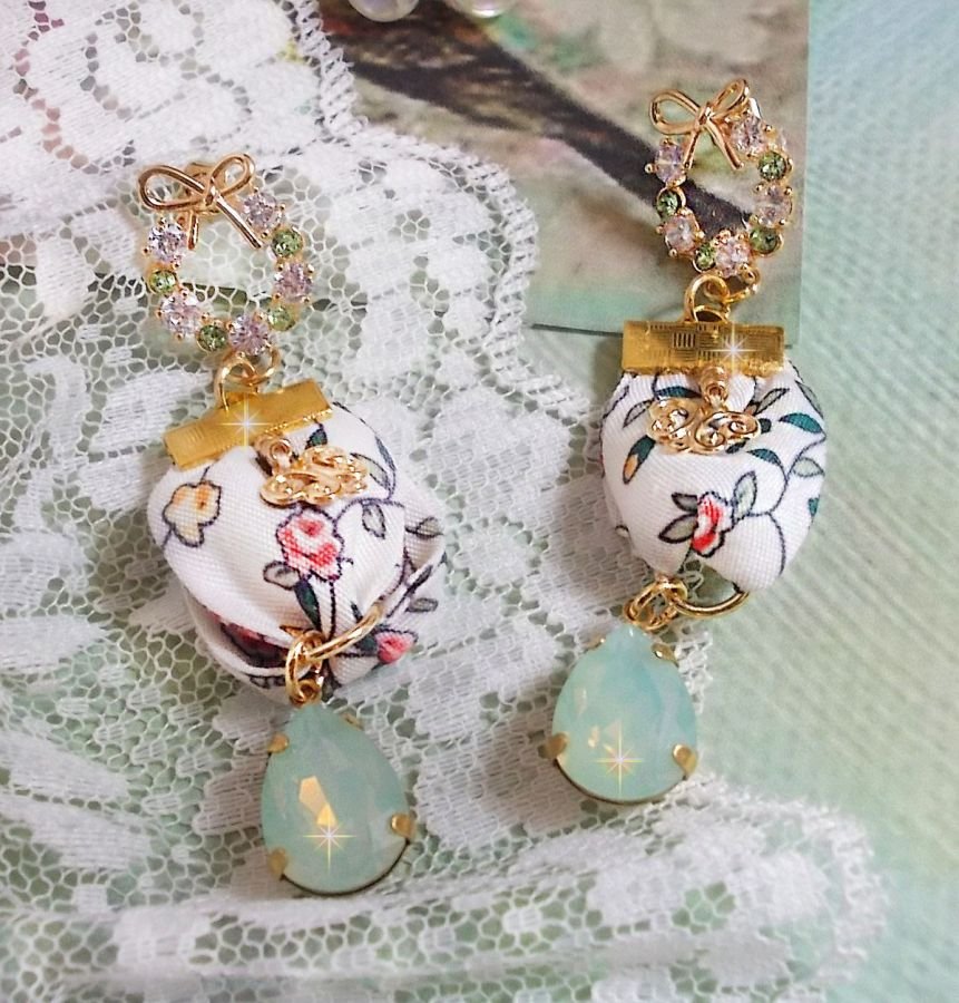 BO Liberty Flowers gemaakt met Opaal kristallen cabochons; Vergulde oorbellen en diverse accessoires.