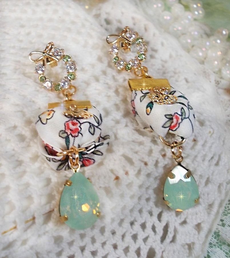 BO Liberty Flowers gemaakt met Opaal kristallen cabochons; Vergulde oorbellen en diverse accessoires.