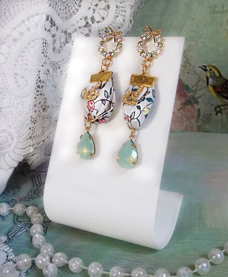 BO Liberty Flowers gemaakt met Opaal kristallen cabochons; Vergulde oorbellen en diverse accessoires.
