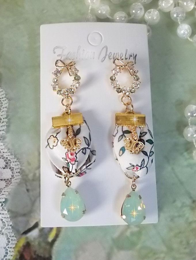BO Liberty Flowers gemaakt met Opaal kristallen cabochons; Vergulde oorbellen en diverse accessoires.