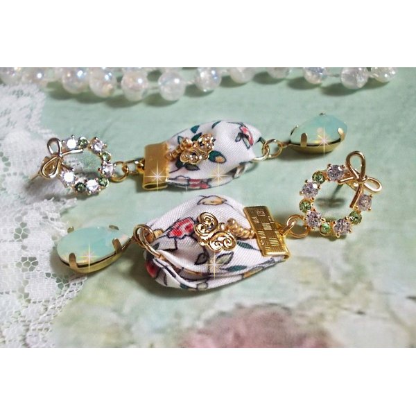 BO Liberty Flowers gemaakt met Opaal kristallen cabochons; Vergulde oorbellen en diverse accessoires.