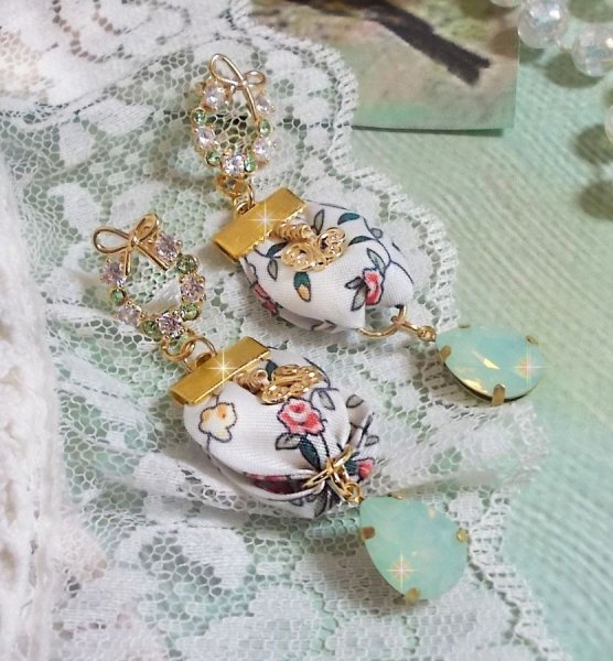 BO Liberty Flowers gemaakt met Opaal kristallen cabochons; Vergulde oorbellen en diverse accessoires.