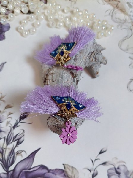 BO Lilas mont&eacute;es avec des pompons, pinces demi-lune, breloques &eacute;maill&eacute;es et puces m&eacute;tal