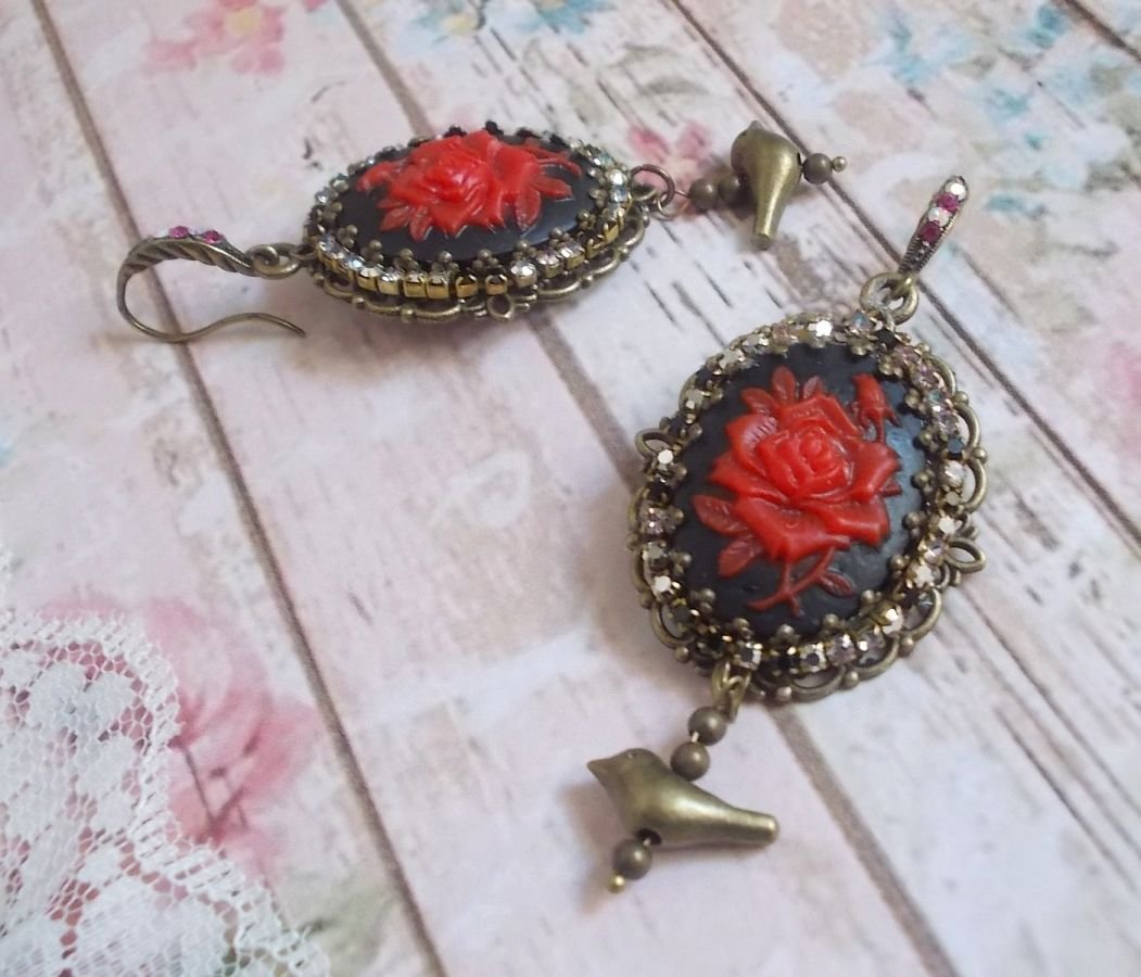 BO Loly Rozen gemaakt met hars cabochons, kristal strass ketting met bronzen accessoires