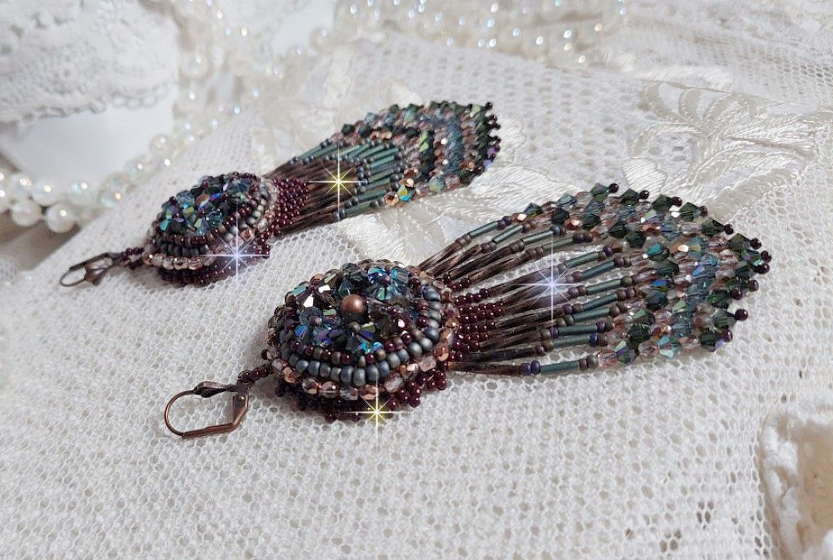 BO Lang Bruin Picasso geborduurd met Swarovski kristallen, glas facetten, bugels twist en rocailles