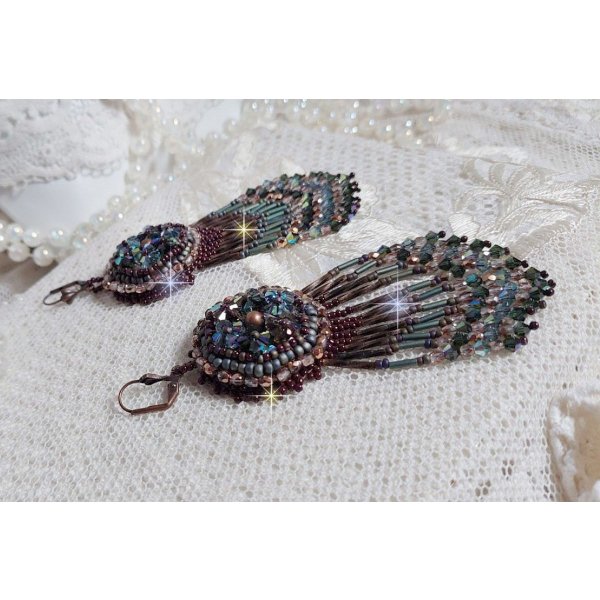 BO Lang Bruin Picasso geborduurd met Swarovski kristallen, glas facetten, bugels twist en rocailles