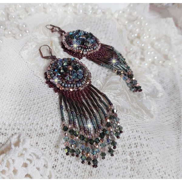 BO Lang Bruin Picasso geborduurd met Swarovski kristallen, glas facetten, bugels twist en rocailles