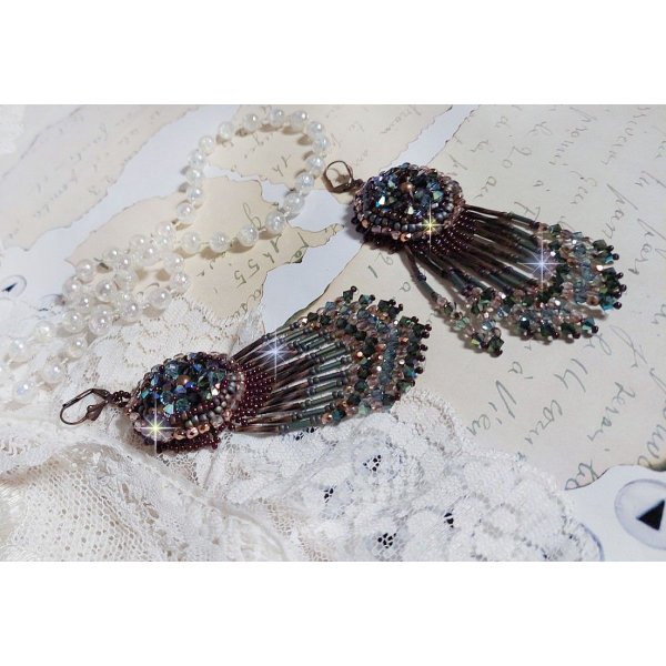 BO Lang Bruin Picasso geborduurd met Swarovski kristallen, glas facetten, bugels twist en rocailles