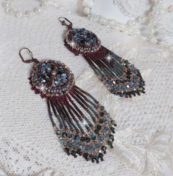 BO Lang Bruin Picasso geborduurd met Swarovski kristallen, glas facetten, bugels twist en rocailles