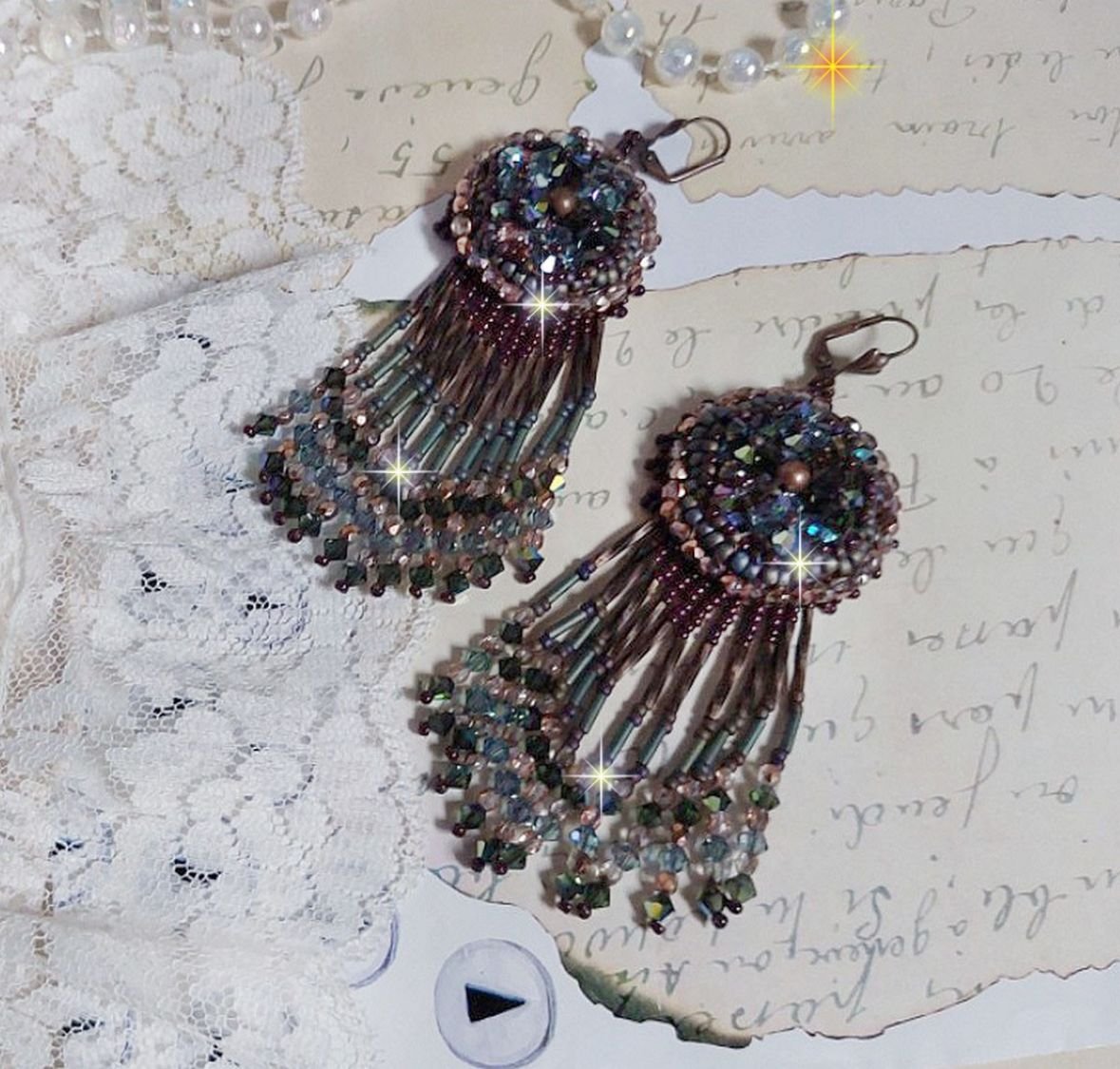 BO Lang Bruin Picasso geborduurd met Swarovski kristallen, glas facetten, bugels twist en rocailles