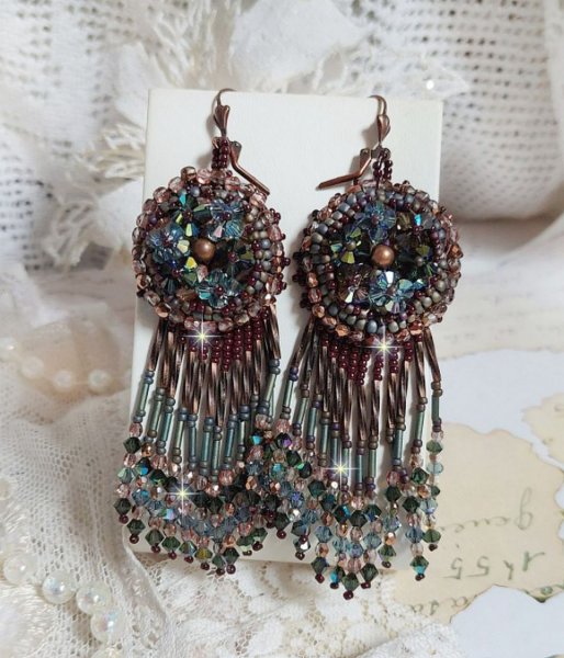 BO Lang Bruin Picasso geborduurd met Swarovski kristallen, glas facetten, bugels twist en rocailles