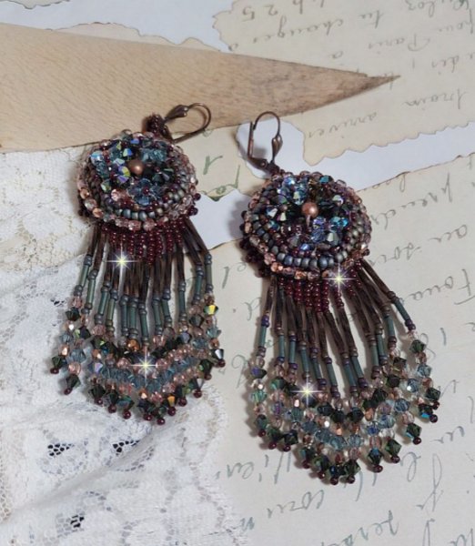 BO Lang Bruin Picasso geborduurd met Swarovski kristallen, glas facetten, bugels twist en rocailles