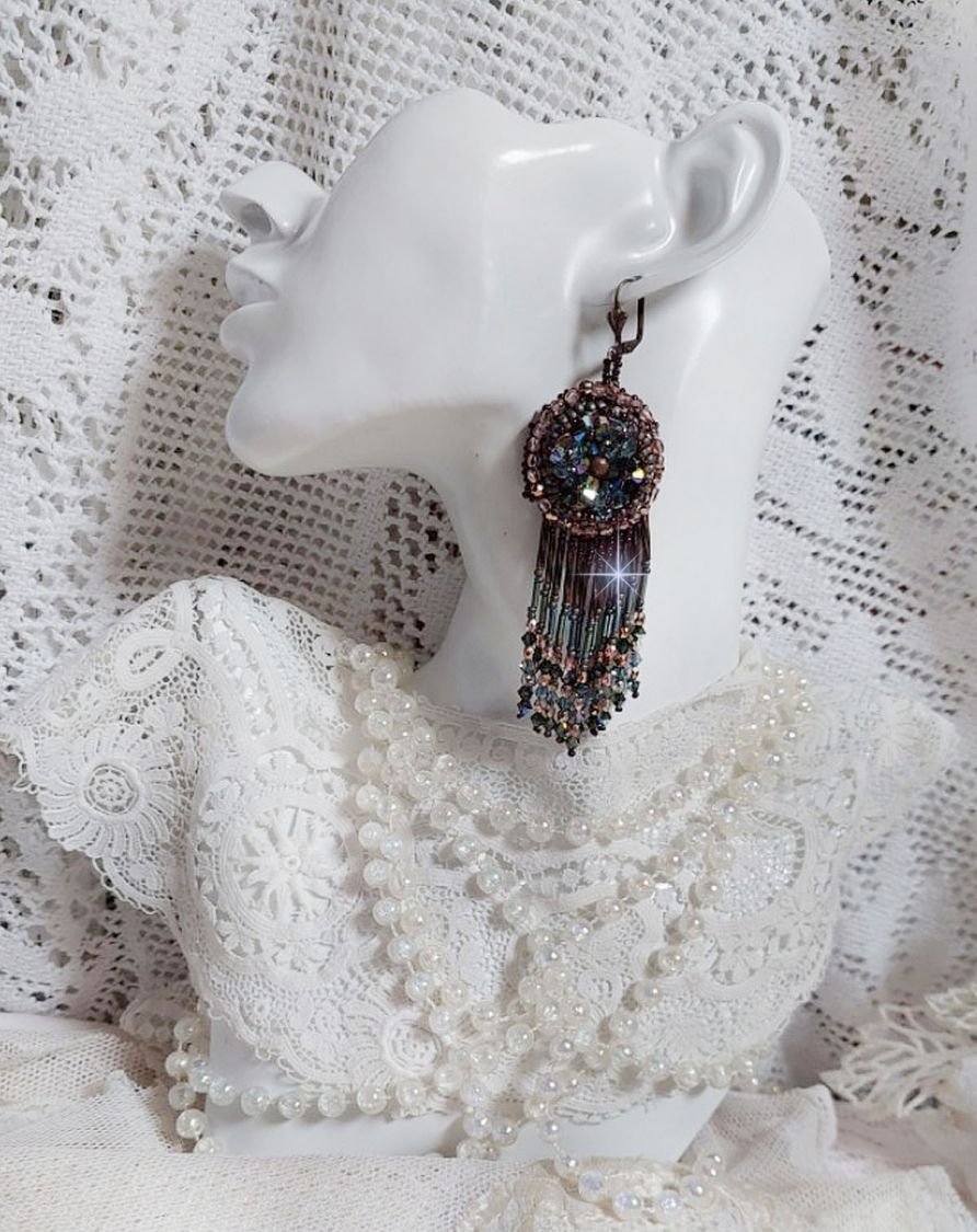 BO Lang Bruin Picasso geborduurd met Swarovski kristallen, glas facetten, bugels twist en rocailles
