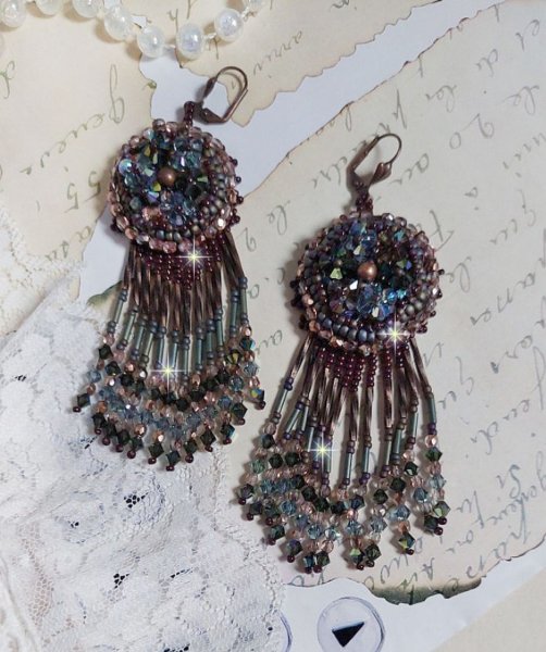 BO Lang Bruin Picasso geborduurd met Swarovski kristallen, glas facetten, bugels twist en rocailles