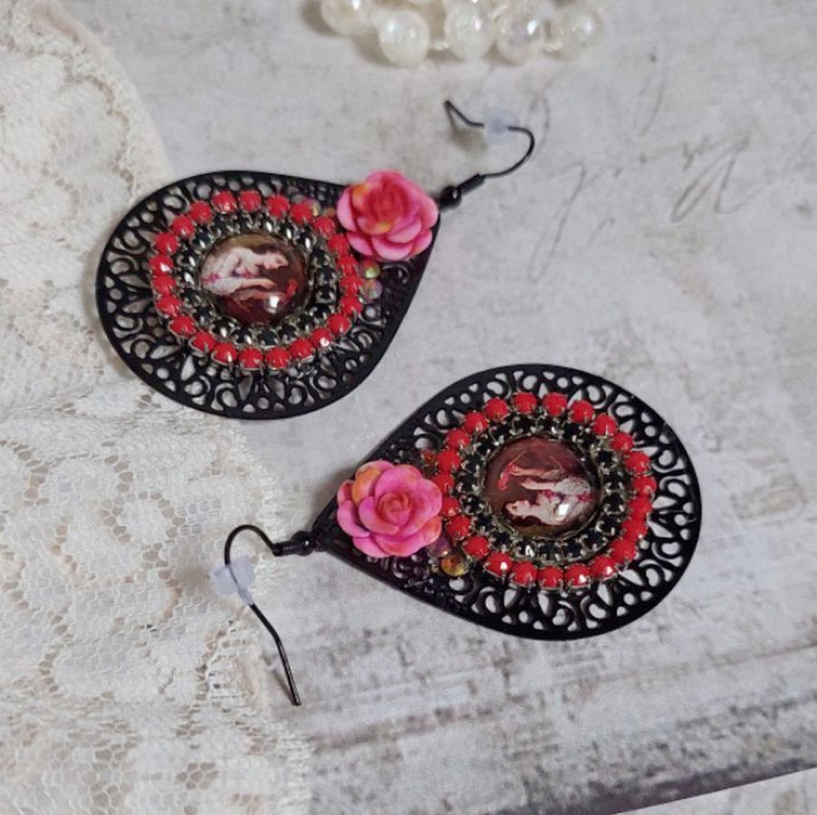 BO Look Coco gemaakt met vergrootglas cabochons die een vrouw met haar papegaai voorstellen, zwarte filigraan hangers, glas en hars kralen.