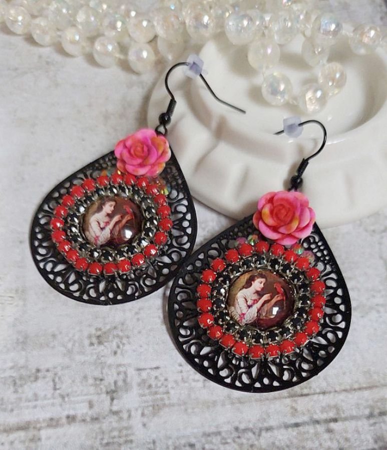 BO Look Coco gemaakt met vergrootglas cabochons die een vrouw met haar papegaai voorstellen, zwarte filigraan hangers, glas en hars kralen.