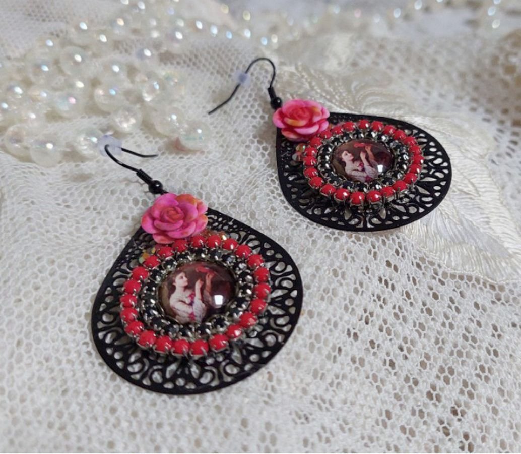 BO Look Coco gemaakt met vergrootglas cabochons die een vrouw met haar papegaai voorstellen, zwarte filigraan hangers, glas en hars kralen.