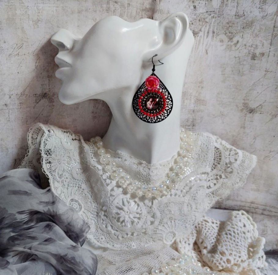 BO Look Coco gemaakt met vergrootglas cabochons die een vrouw met haar papegaai voorstellen, zwarte filigraan hangers, glas en hars kralen.
