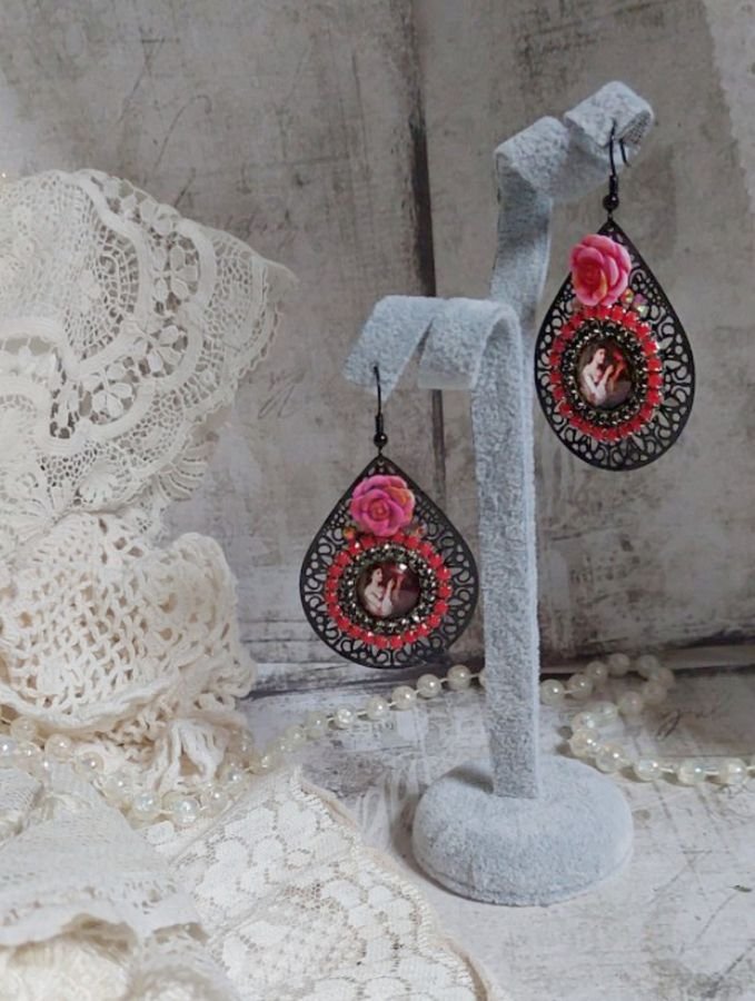 BO Look Coco gemaakt met vergrootglas cabochons die een vrouw met haar papegaai voorstellen, zwarte filigraan hangers, glas en hars kralen.