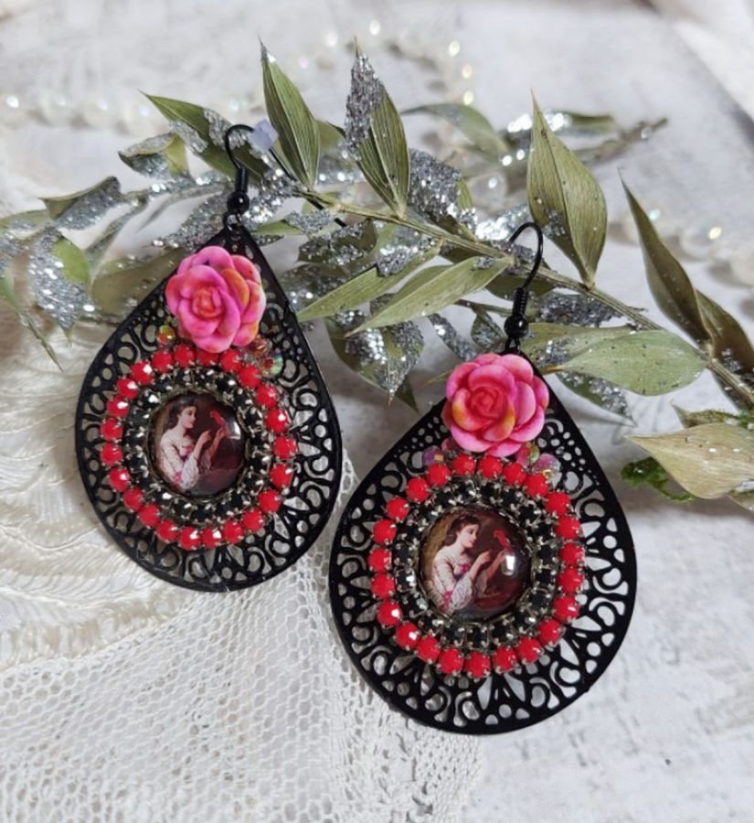 BO Look Coco gemaakt met vergrootglas cabochons die een vrouw met haar papegaai voorstellen, zwarte filigraan hangers, glas en hars kralen.