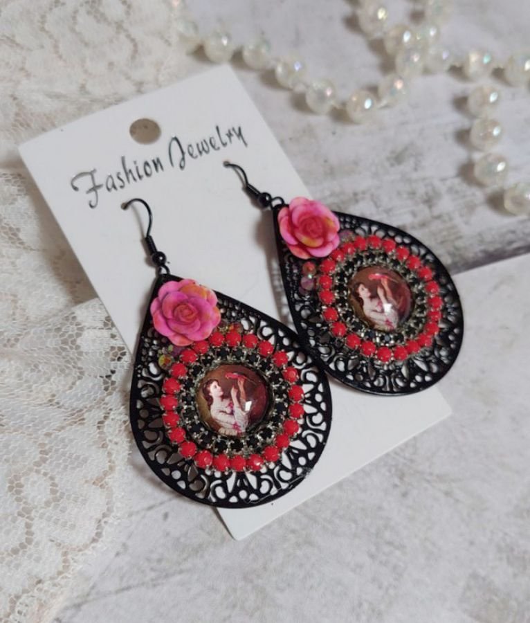 BO Look Coco gemaakt met vergrootglas cabochons die een vrouw met haar papegaai voorstellen, zwarte filigraan hangers, glas en hars kralen.