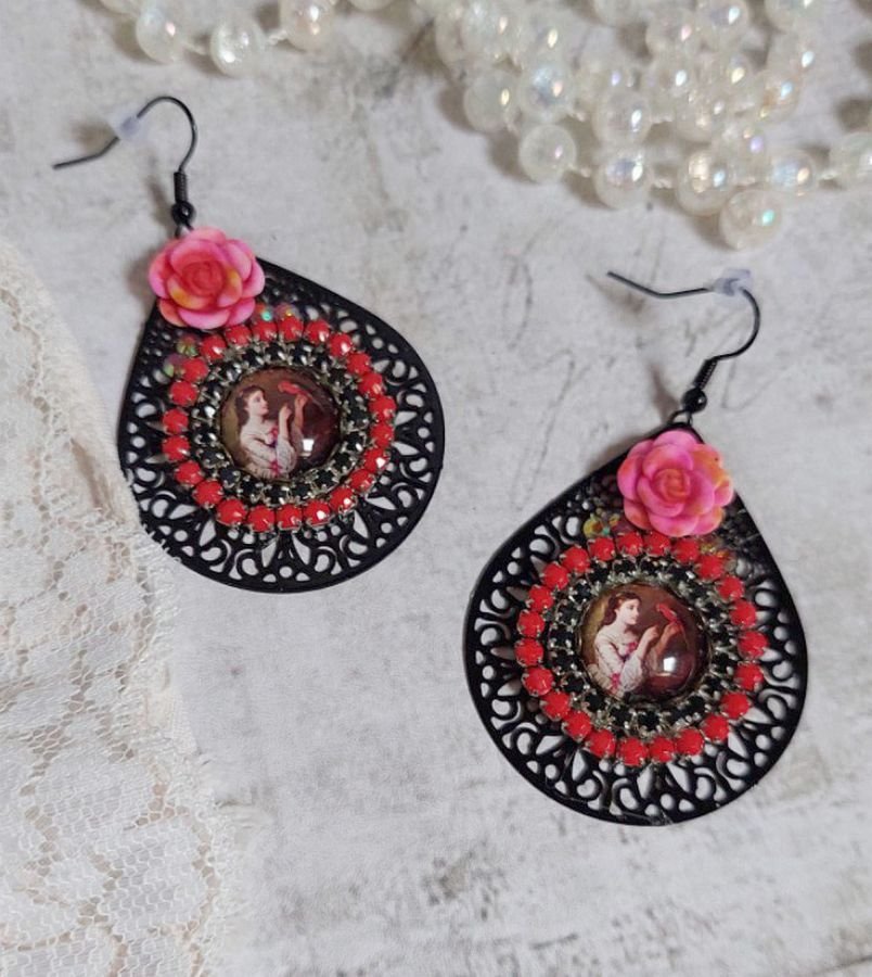 BO Look Coco gemaakt met vergrootglas cabochons die een vrouw met haar papegaai voorstellen, zwarte filigraan hangers, glas en hars kralen.