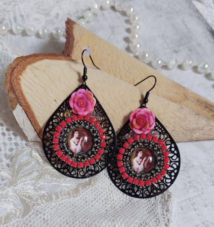 BO Look Coco gemaakt met vergrootglas cabochons die een vrouw met haar papegaai voorstellen, zwarte filigraan hangers, glas en hars kralen.