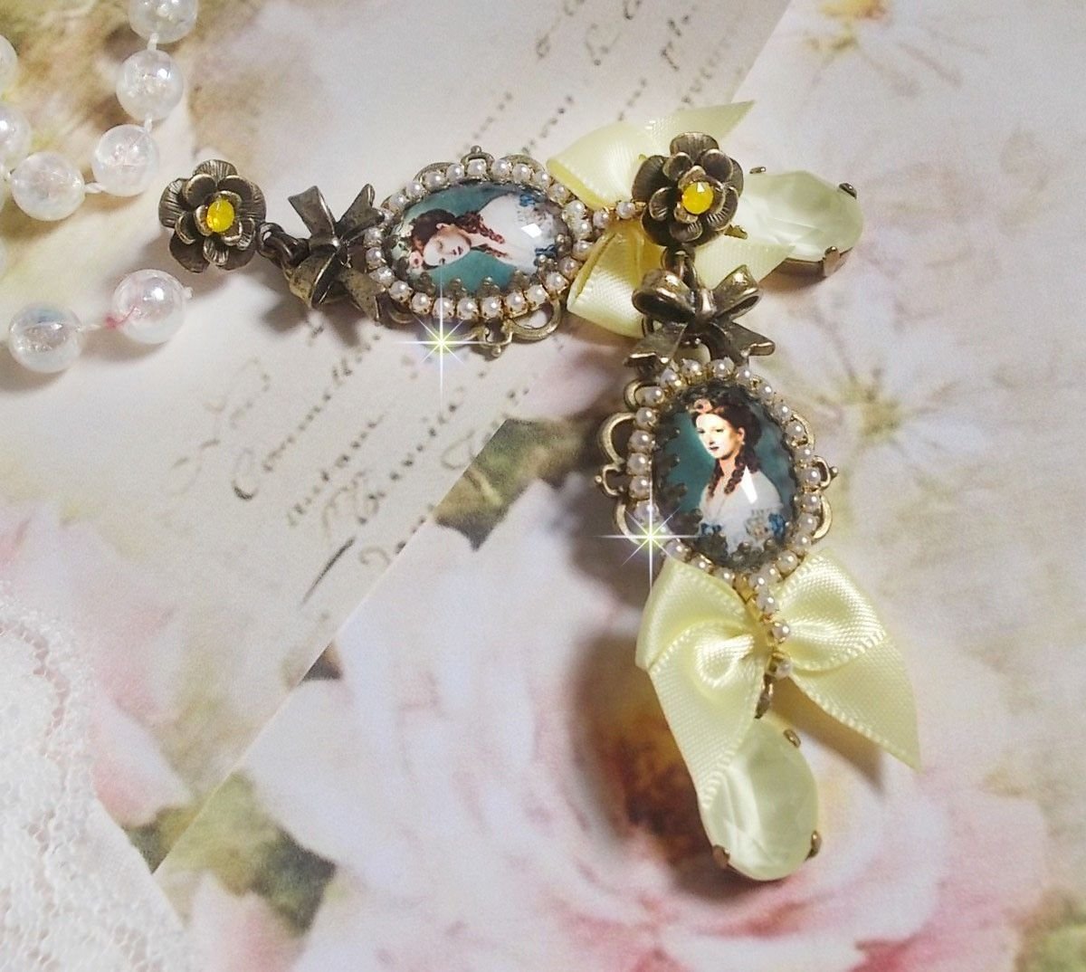 BO Princess look gemaakt met lady princess cabochons, kristallen, glazen kralen, bronzen accessoires en gele satijnen strikken.