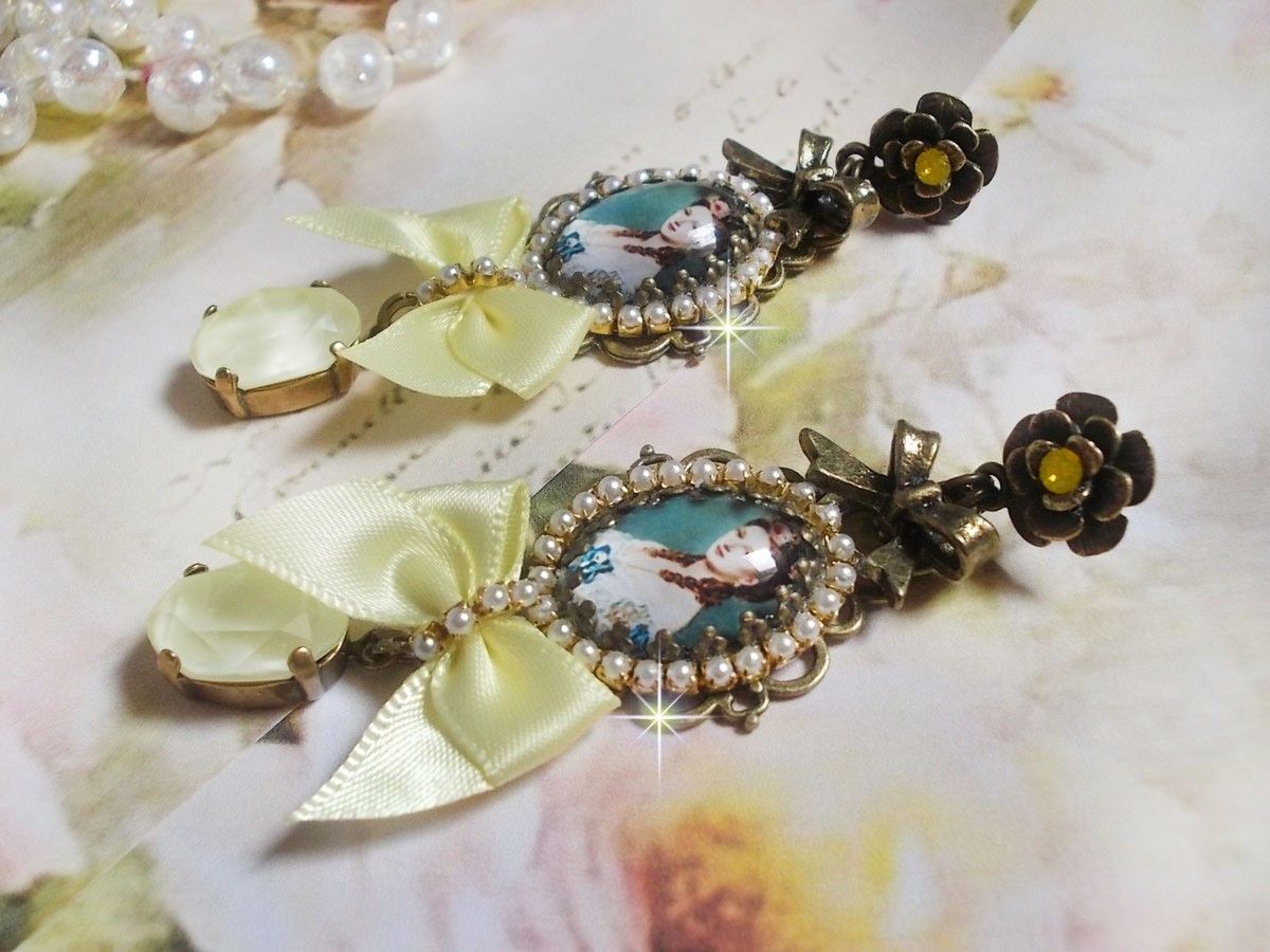 BO Princess look gemaakt met lady princess cabochons, kristallen, glazen kralen, bronzen accessoires en gele satijnen strikken.