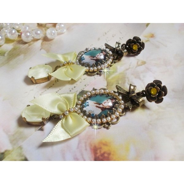 BO Princess look gemaakt met lady princess cabochons, kristallen, glazen kralen, bronzen accessoires en gele satijnen strikken.