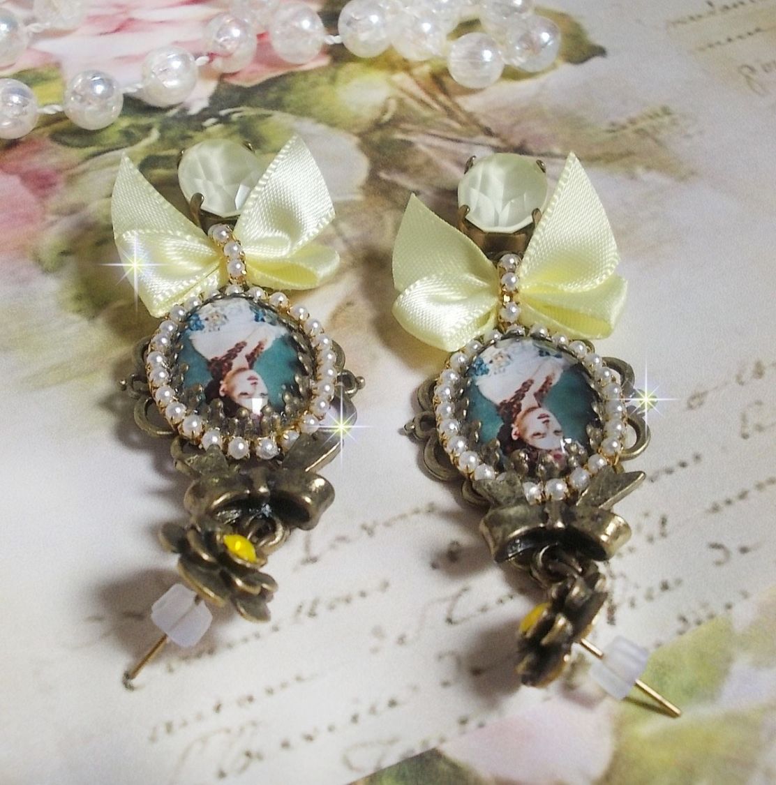 BO Princess look gemaakt met lady princess cabochons, kristallen, glazen kralen, bronzen accessoires en gele satijnen strikken.