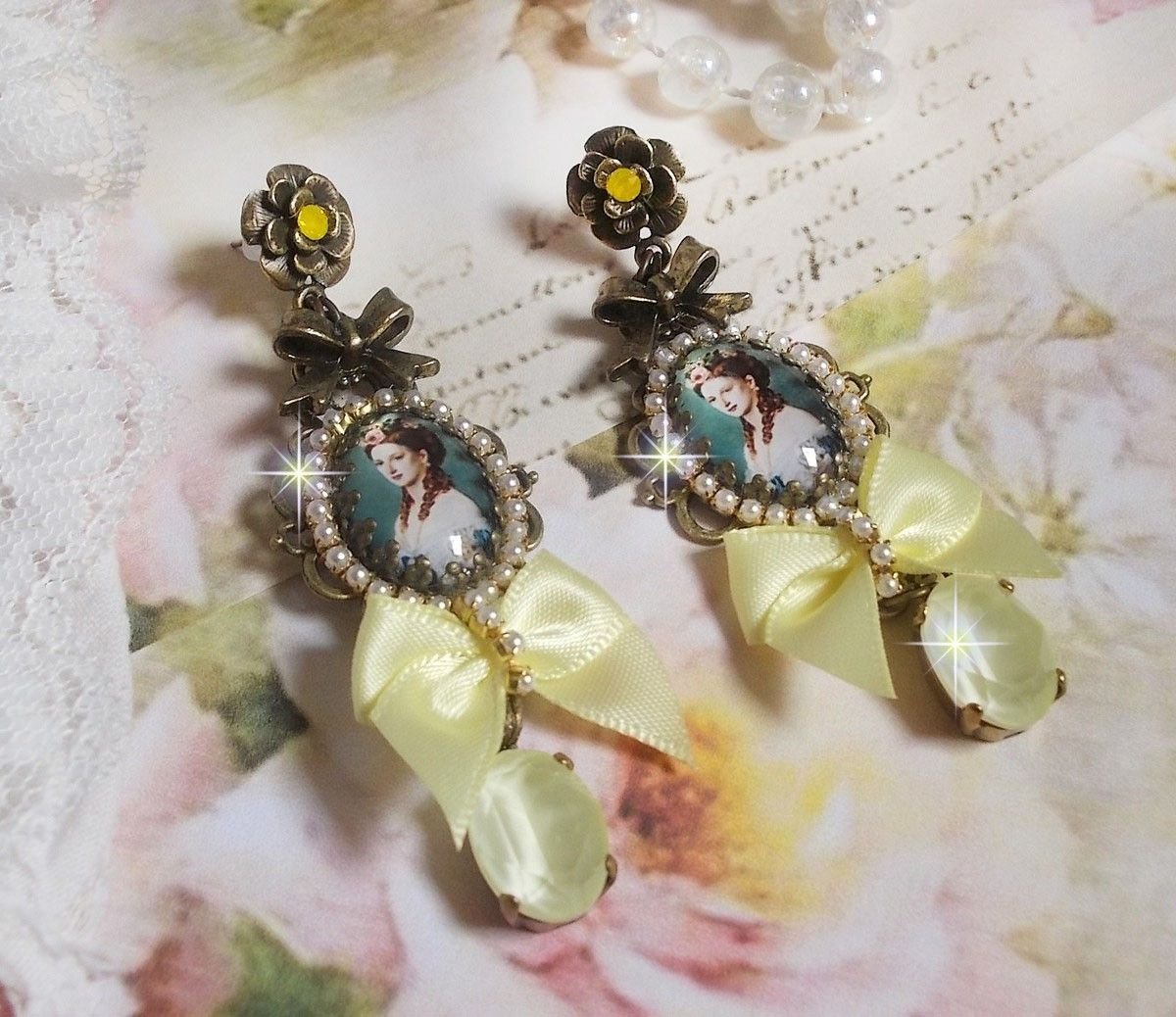 BO Princess look gemaakt met lady princess cabochons, kristallen, glazen kralen, bronzen accessoires en gele satijnen strikken.