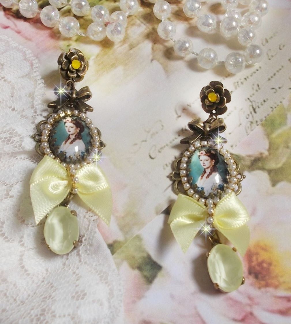 BO Princess look gemaakt met lady princess cabochons, kristallen, glazen kralen, bronzen accessoires en gele satijnen strikken.