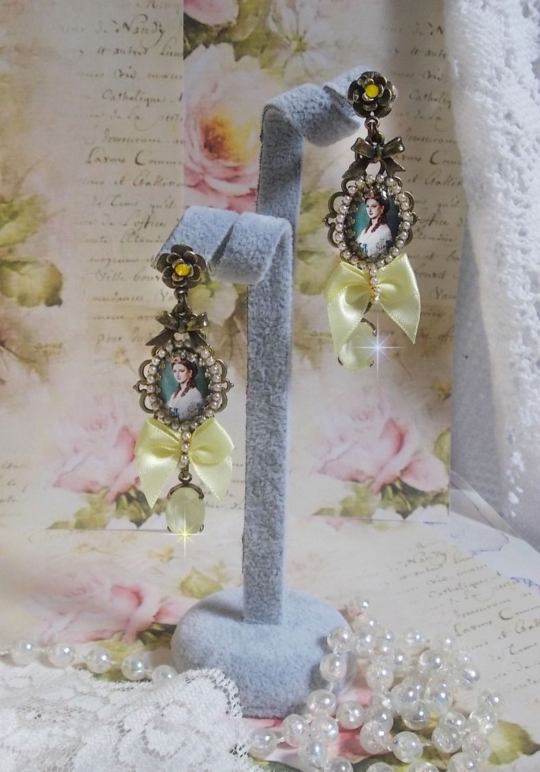 BO Princess look gemaakt met lady princess cabochons, kristallen, glazen kralen, bronzen accessoires en gele satijnen strikken.