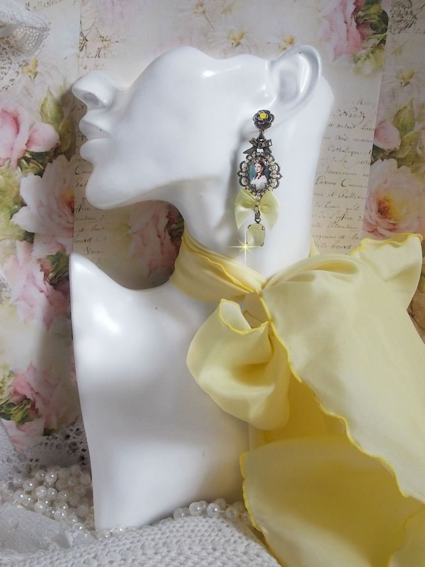 BO Princess look gemaakt met lady princess cabochons, kristallen, glazen kralen, bronzen accessoires en gele satijnen strikken.