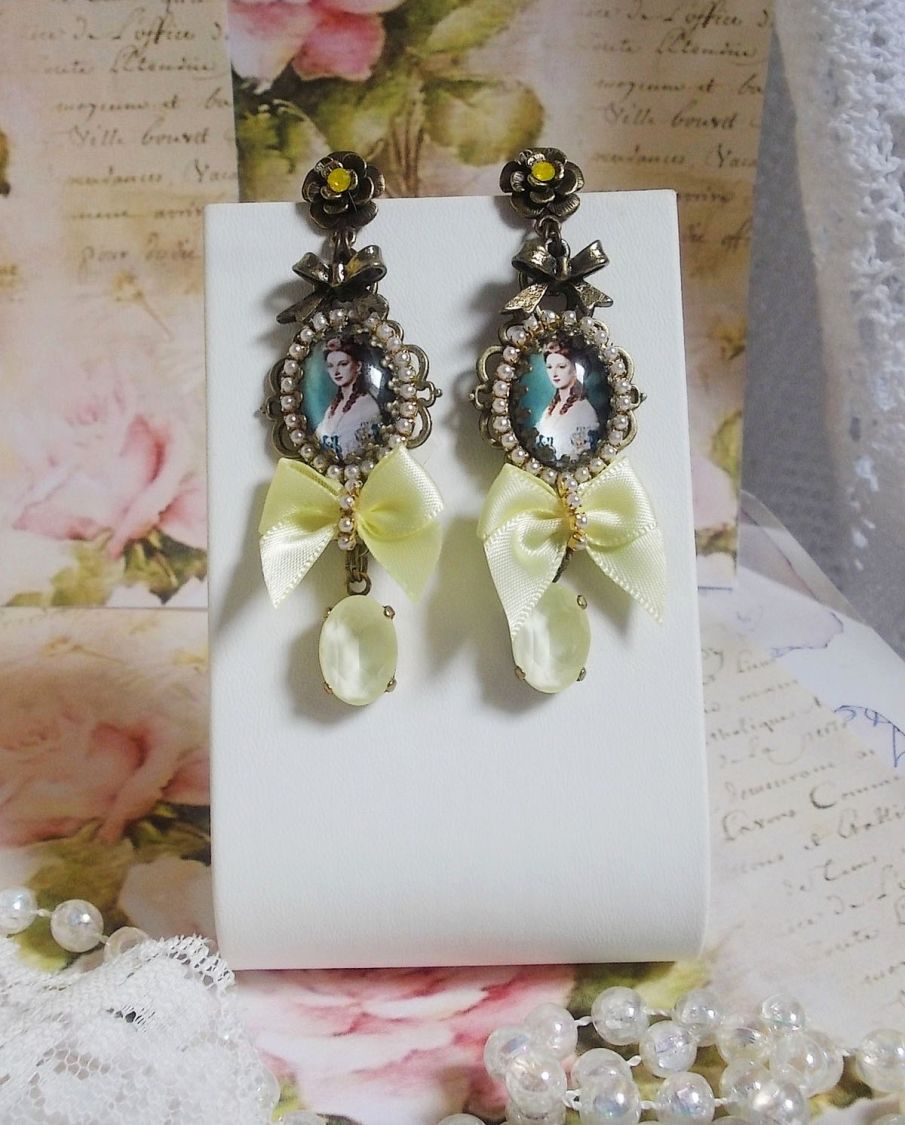 BO Princess look gemaakt met lady princess cabochons, kristallen, glazen kralen, bronzen accessoires en gele satijnen strikken.