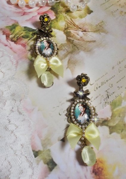 BO Princess look gemaakt met lady princess cabochons, kristallen, glazen kralen, bronzen accessoires en gele satijnen strikken.