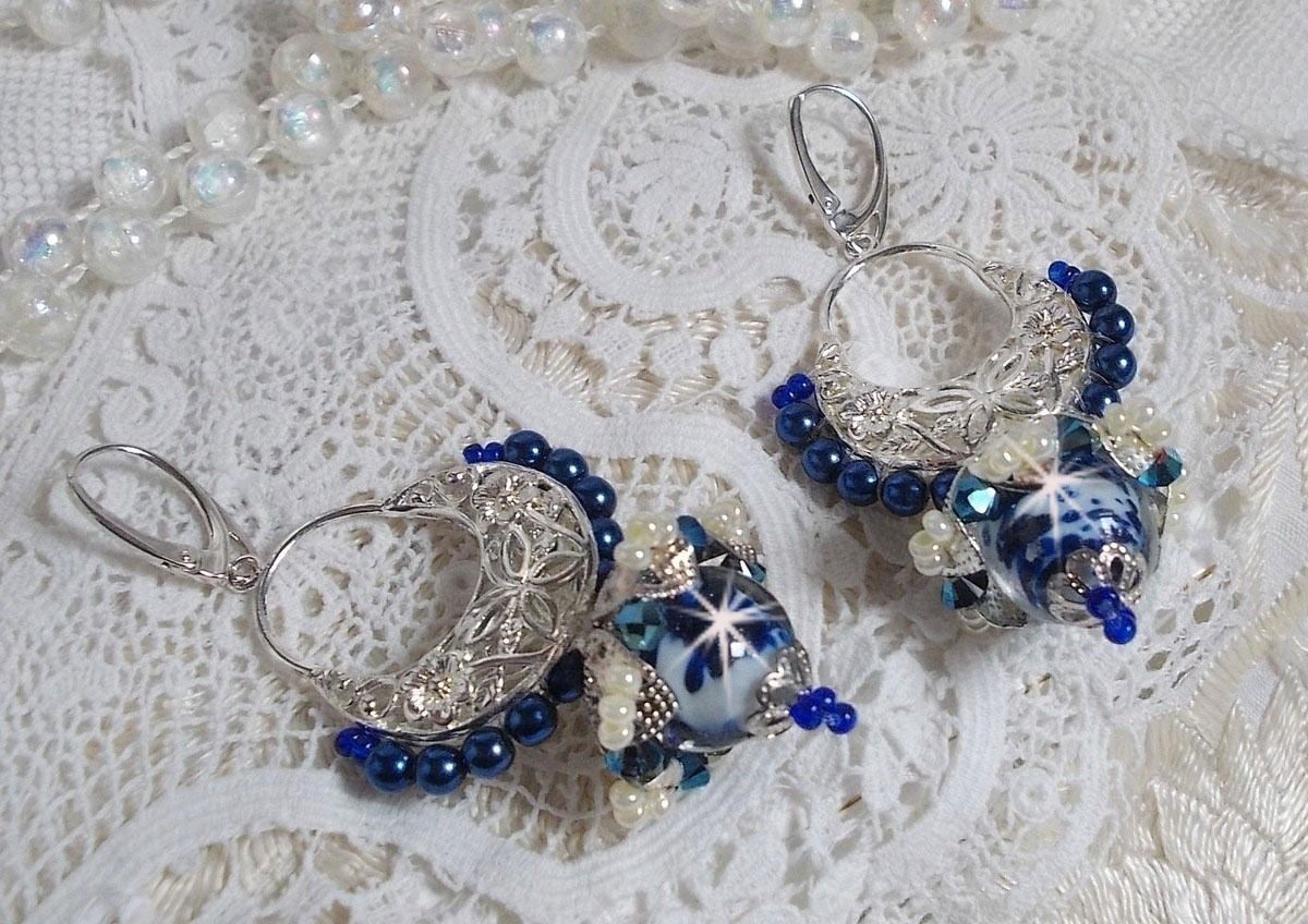 BO Lotusbloemen gemonteerd met Capri Blue/White Venetian Beads en Half Moon Candlestick Connectors