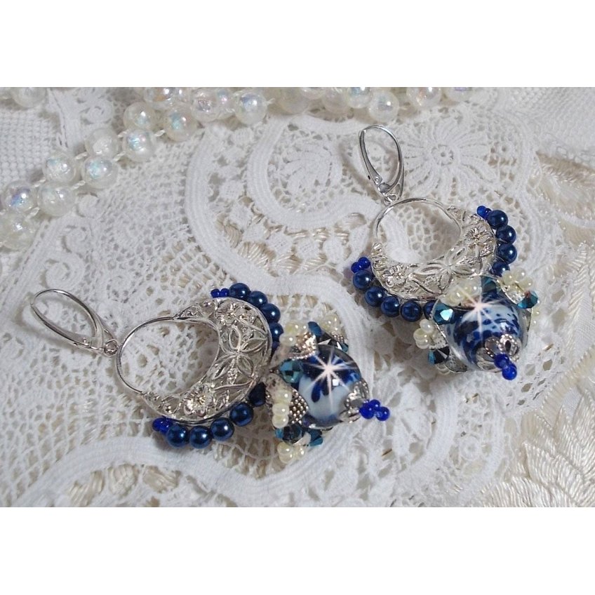 BO Lotusbloemen gemonteerd met Capri Blue/White Venetian Beads en Half Moon Candlestick Connectors